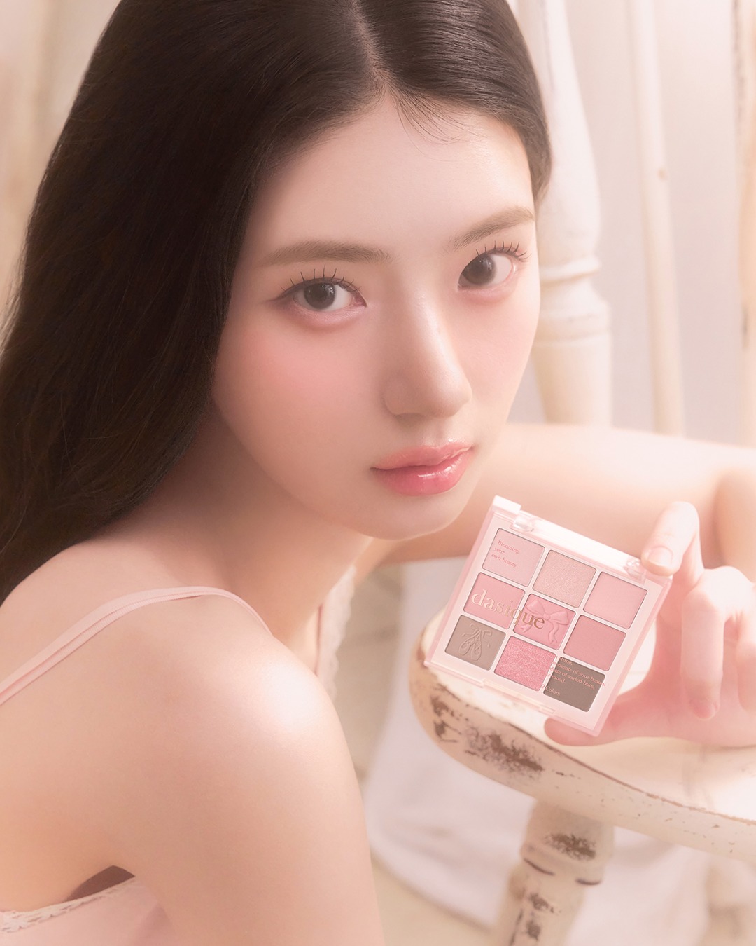 韓國Olive Young新品特搜!2025秋冬必買「2aN vs. Dasique」眼影腮紅盤,甜美天使或個性辣妹一秒定位!